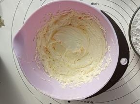 用电动打蛋器搅打均匀至体积蓬松变大，颜色变白。