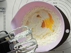 分三次加入蛋黄液，每次加入后搅打均匀再加入下一次的蛋黄液。