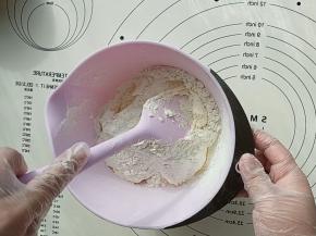 杏仁粉与低筋面粉混合过筛，分二次加入，并用切拌的手法混合至无干粉。