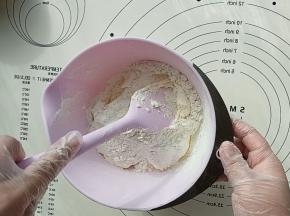 杏仁粉与低筋面粉混合过筛，分二次加入，并用切拌的手法混合至无干粉。