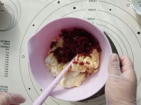 第二次加入粉的时候切拌几下加入蔓越莓碎一起切拌均匀无干粉。