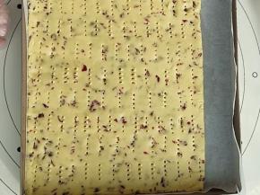 整形好之后用叉子在上面均匀的扎些眼，防止烘烤的时候鼓起来。