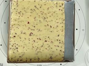 把混合好的饼干面团放入烤盘中，烤盘里垫一张油纸，用擀面杖将面团轻轻擀开整形。注意不要用力擀压面团。