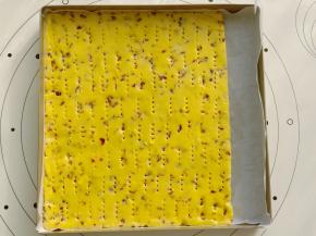 将刷表面的蛋黄液加一些清水，均匀的刷在表面。