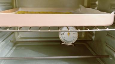 烤箱170度预热10分钟后，把饼干放中层（此时烤箱里实际温度165度）烤23分钟左右。