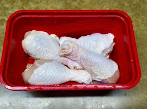 鸡腿浸泡去血水，用盐腌15分钟后洗干净