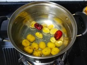 煲里放入足量水，放入栗子、红枣