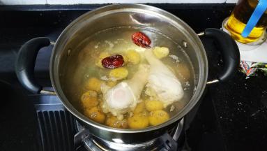 水开后放入鸡腿