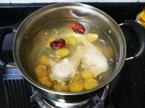 水开后放入鸡腿