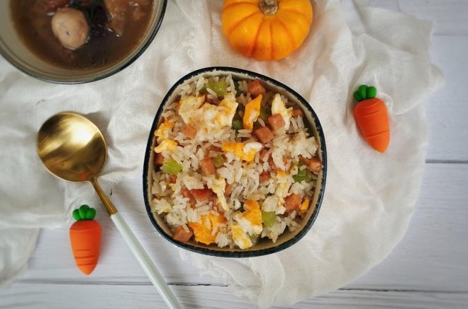 莴笋午餐肉蛋炒饭