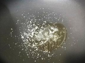 锅里热油，放入蒜盐、糖爆香