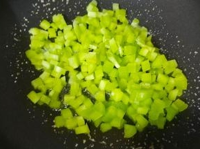 倒入莴笋丁炒至七成熟