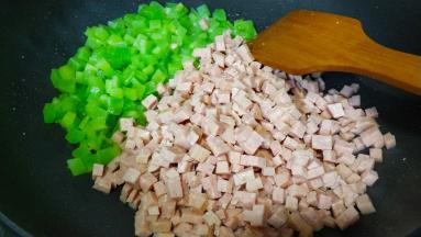 倒入午餐肉丁