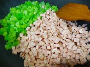 倒入午餐肉丁