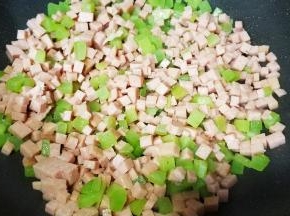 翻炒均匀后盛出