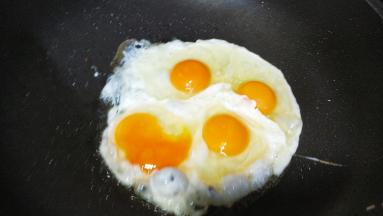 锅里热油，打入4个鸡蛋