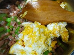 盛入午餐肉丁里