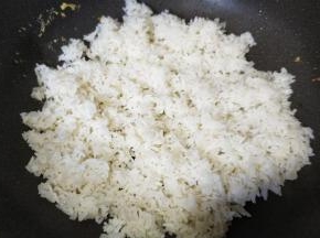 锅里热油，倒入剩米饭、蒜盐炒均匀