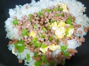 倒入炒好的配料