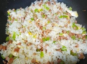 炒均匀，炒至饭粒干身跳着起舞即可