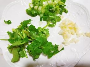 葱姜蒜，和香菜切好备用。