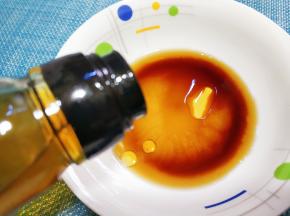 碗里放盐，生抽，醋和香油。