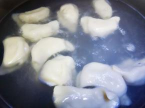 水开煮饺子，点三遍凉水煮好即可