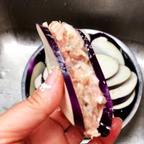 在茄子里面抹上少许生粉，把肉馅酿在夹缝里。