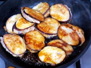 回锅，调制一碗汁水：一汤匙的蚝油、少许糖、半汤匙的酱油、一点玉米淀粉、2汤匙的水混合成汁水倒入锅中快速翻炒。