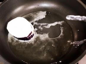 不粘锅放油，煎制茄子