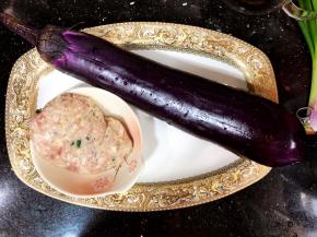 准备食材：茄子，剁好的鱼肉+猪肉末（可参考我的上一个食谱酿莲藕的肉馅制作过程）