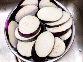 茄子切夹层片。第一刀不要切断，第二刀切断，就成夹层片了。