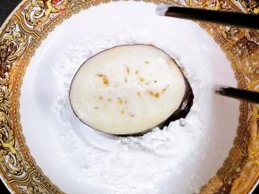 在茄子两面粘上一些玉米淀粉
