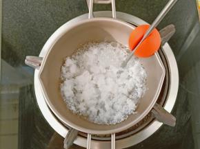 先把85克艾素糖放入阳晨融化锅里，小火加热，中途可以用一根筷子搅动几下。