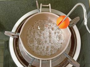 在130-140度的时候就全部融化成液体状态了。