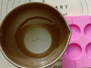 稍微放一会，让表面的气泡消失。