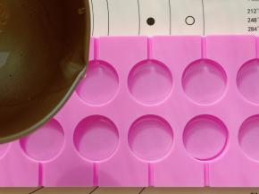 均匀的倒进阳晨12连棒棒糖模具里。