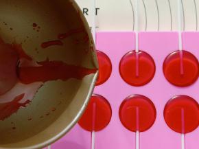 把剩下的85克艾素糖放入阳晨融化锅中，同样也是小火熬到180度，第二次我加了一点点红色色素，跟之前一样等消泡了倒进模具里。