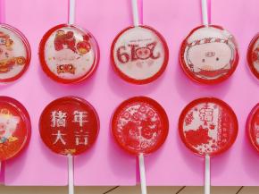 放凉后取出来，刚取出来的棒棒糖上面看起来都是气泡。如果有那个专用喷枪可以直接喷一下。