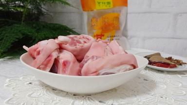 买回来的猪蹄剁小段，先用温水清洗猪蹄的外皮外，还要翻开肉与骨头残留的杂质也要清洗干净。