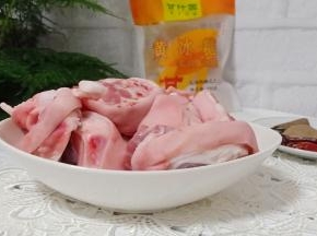 买回来的猪蹄剁小段，先用温水清洗猪蹄的外皮外，还要翻开肉与骨头残留的杂质也要清洗干净。