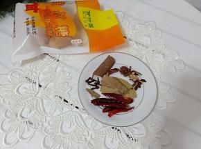 准备香料与冰糖，冰糖是这道菜必不可少的，甘汁园的黄冰糖，土法熬制、清甜不腻。