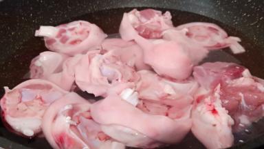 猪脚冷水下锅，水要盖过猪蹄开大火煮开。