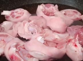 猪脚冷水下锅，水要盖过猪蹄开大火煮开。