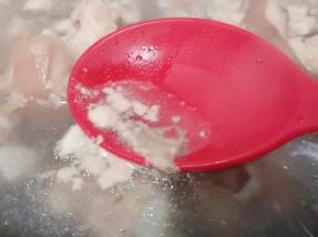 水开后用勺子撇去多余的沫沫，猪蹄焯水主要是去除杂质、脏血等。