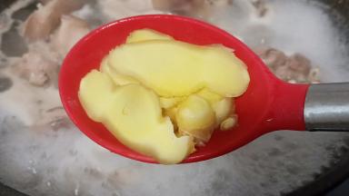 撇去沫以后加生姜片8片、料酒2勺继续猪5分钟。焯水时间根据猪蹄的分量来决定时间的长短，一般起码都要5分钟以上。