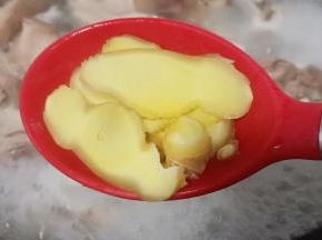 撇去沫以后加生姜片8片、料酒2勺继续猪5分钟。焯水时间根据猪蹄的分量来决定时间的长短，一般起码都要5分钟以上。