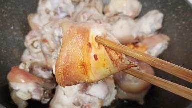 煎到猪蹄两面焦黄（煎过的猪蹄外皮吃起来口感更好）