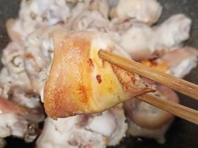 煎到猪蹄两面焦黄（煎过的猪蹄外皮吃起来口感更好）