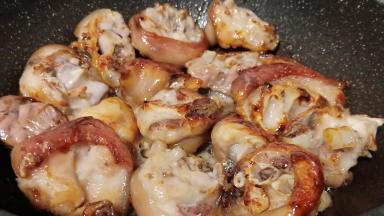 迅速倒入猪蹄翻炒，均匀地裹上糖色。用冰糖来上色效果最好。